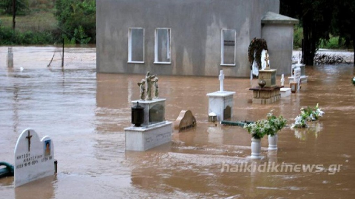 Φωτογραφία: Πλημμύρισε το νεκροταφείο στην Kασσάνδρα Χαλκιδικής