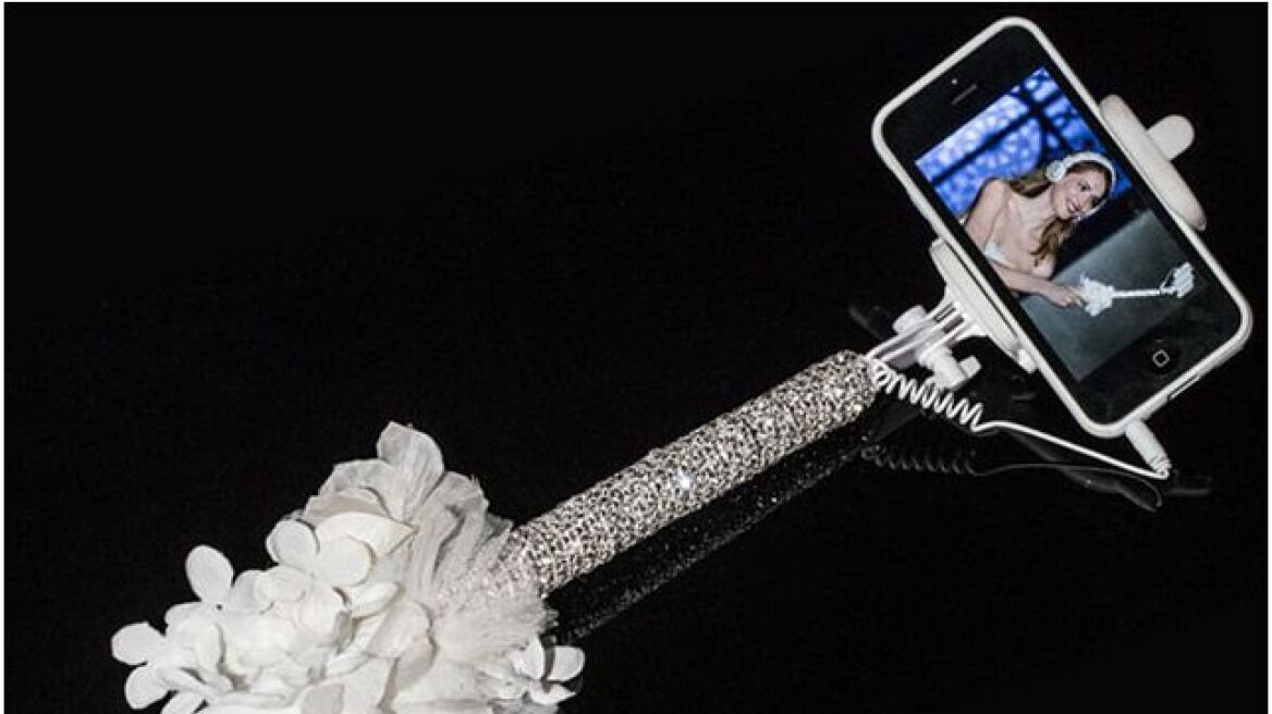 Φωτογραφίες: Δείτε το απίστευτο selfie-stick ειδικά για τις νύφες με κρύσταλλα Swarovski
