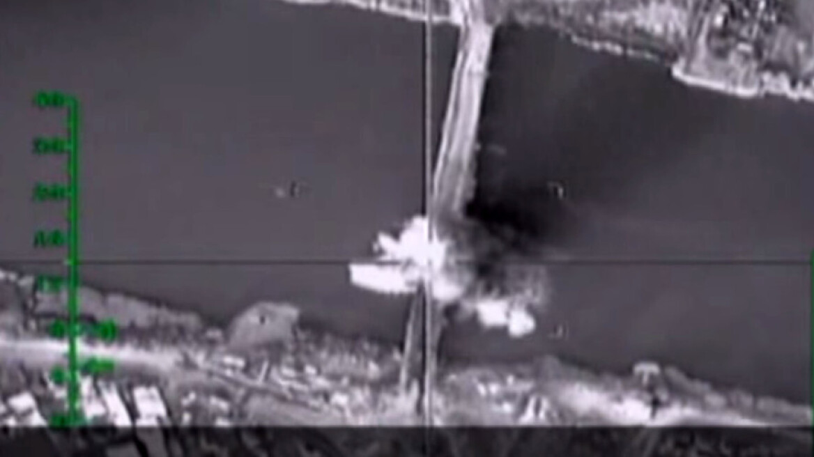 Βίντεο: Η ρωσική αεροπορία βομβαρδίζει γέφυρα στον Ευφράτη ποταμό