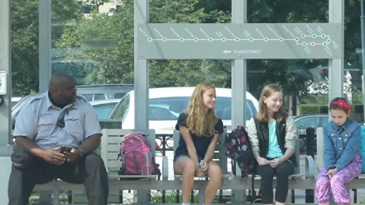 Συγκινητικό βίντεο: Κοινωνικό πείραμα δείχνει πώς αντιδρούν περαστικοί όταν ένα παιδί υφίσταται bullying
