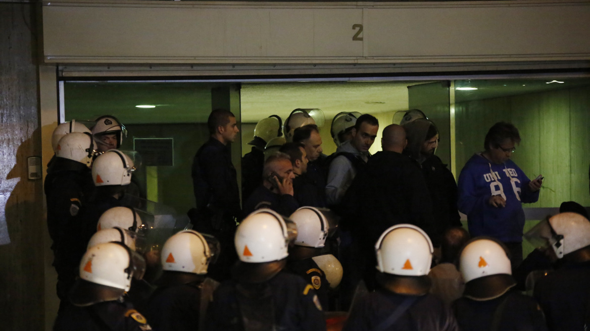 Ελεύθεροι οι 19 του «Ρουβίκωνα» μετά την εισβολή στα γραφεία των ΑΝΕΛ
