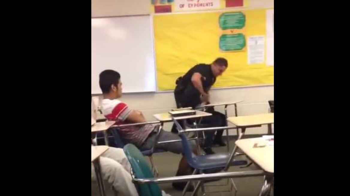 Σάλος στις ΗΠΑ για τον αστυνομικό που ξυλοφορτώνει μαθήτρια μέσα σε τάξη