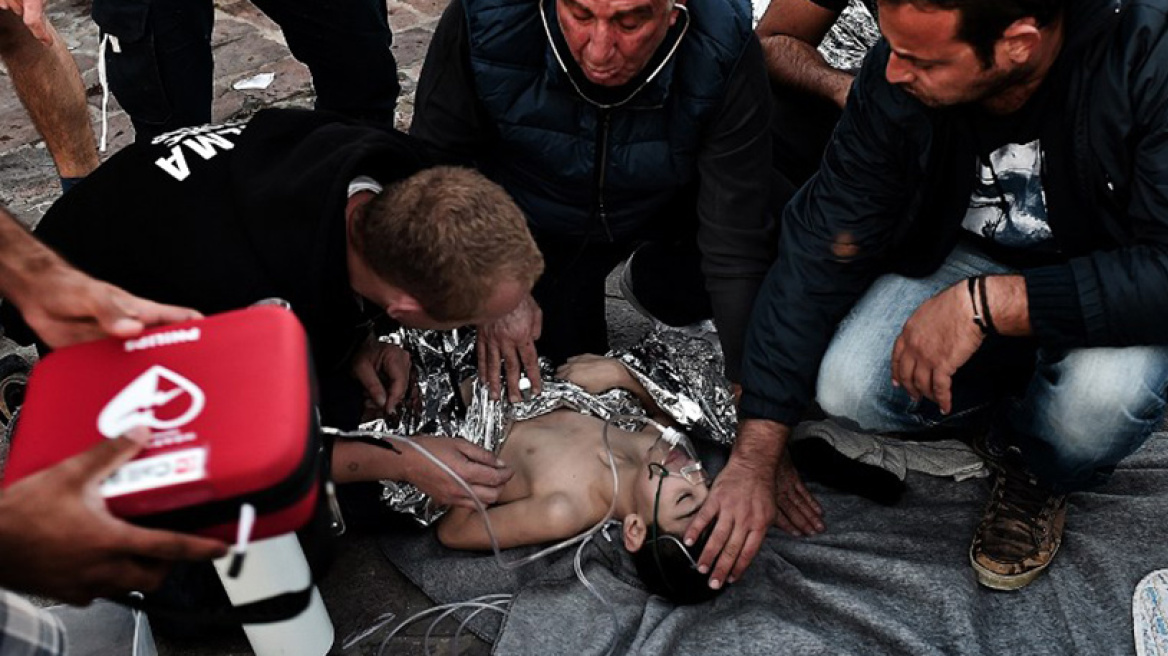 Δραματικές εικόνες: Διασώστες αγωνίζονται να επαναφέρουν στη ζωή προσφυγόπουλα στη Λέσβο