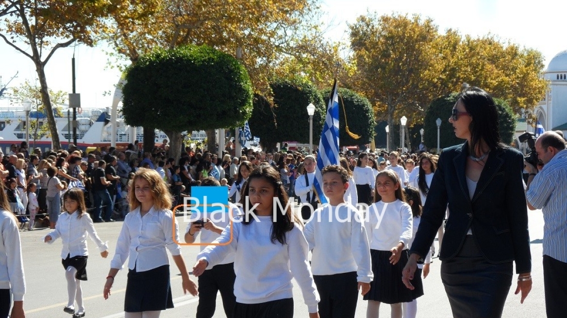 Ξεκίνησε η μαθητική παρέλαση στην Αθήνα - Αυξημένα τα μέτρα ασφαλείας 
