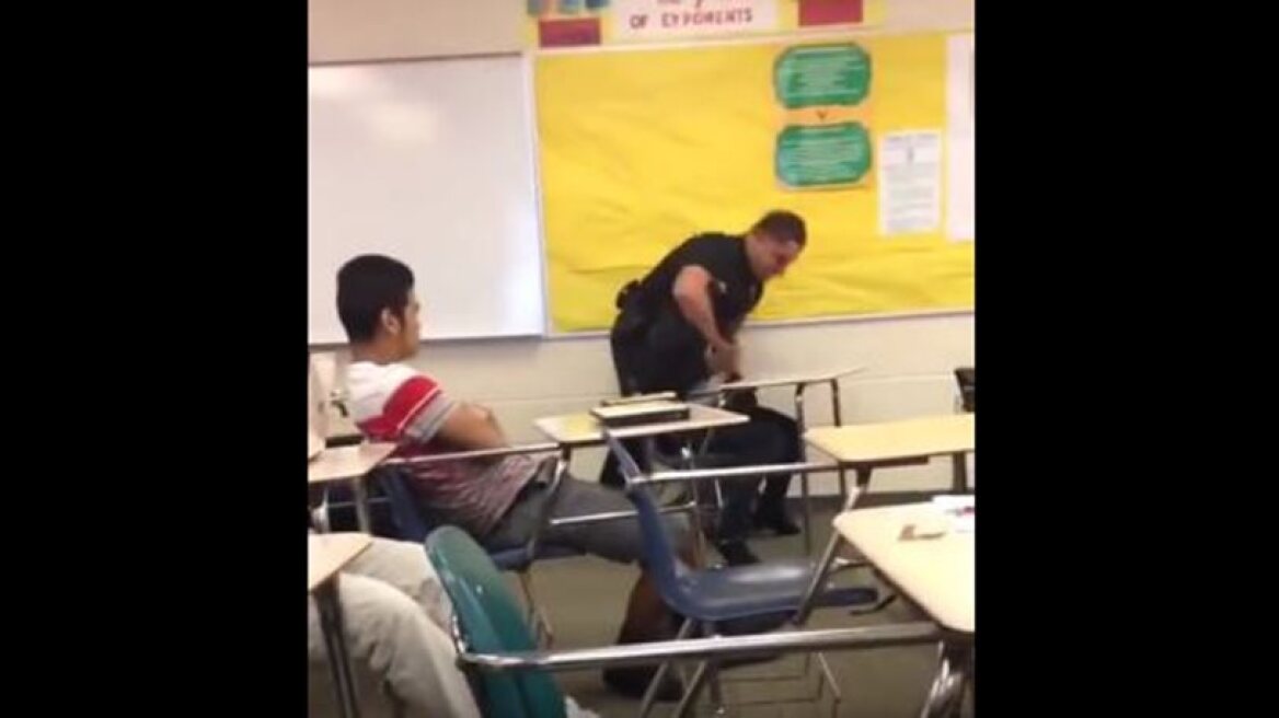 ΗΠΑ: Απολύθηκε ο αστυνομικός που ξυλοκόπησε μαθήτρια σε σχολείο