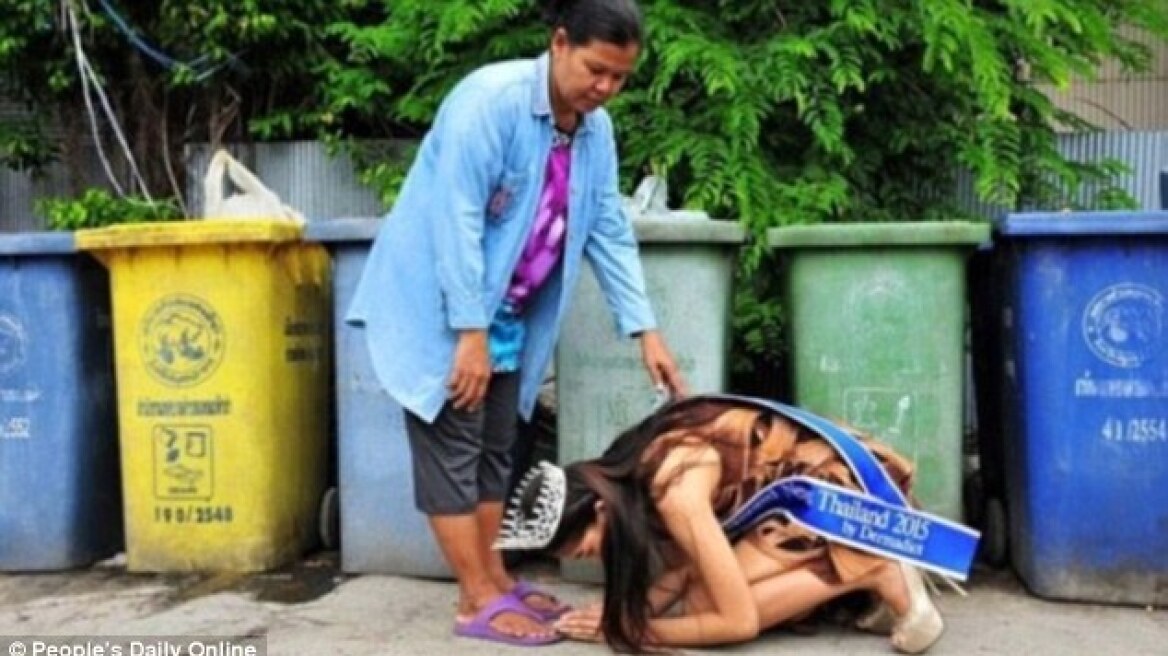 Ταϊλάνδη: 17χρονη «βασίλισσα ομορφιάς» γονατίζει για να ευχαριστήσει την φτωχή μητέρα της