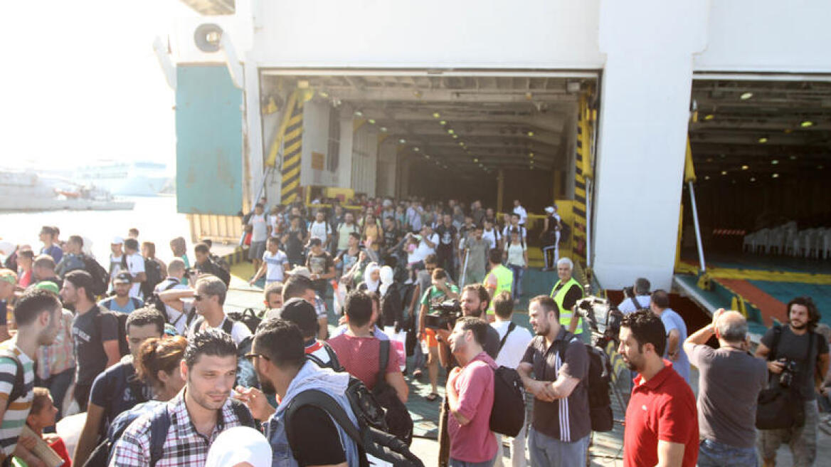 Σχεδόν 6.000 πρόσφυγες θα φτάσουν και σήμερα στο λιμάνι του Πειραιά