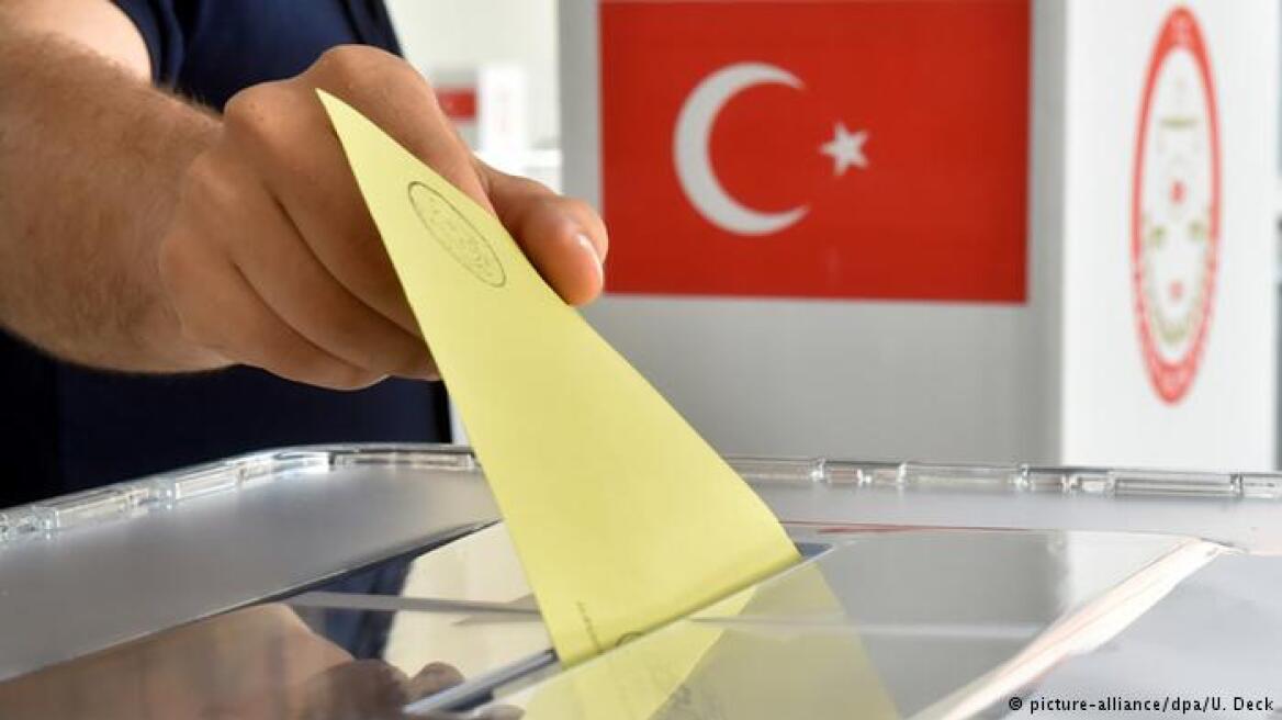 Στις κάλπες οι Τούρκοι για τις πιο κρίσιμες βουλευτικές εκλογές της χώρας 