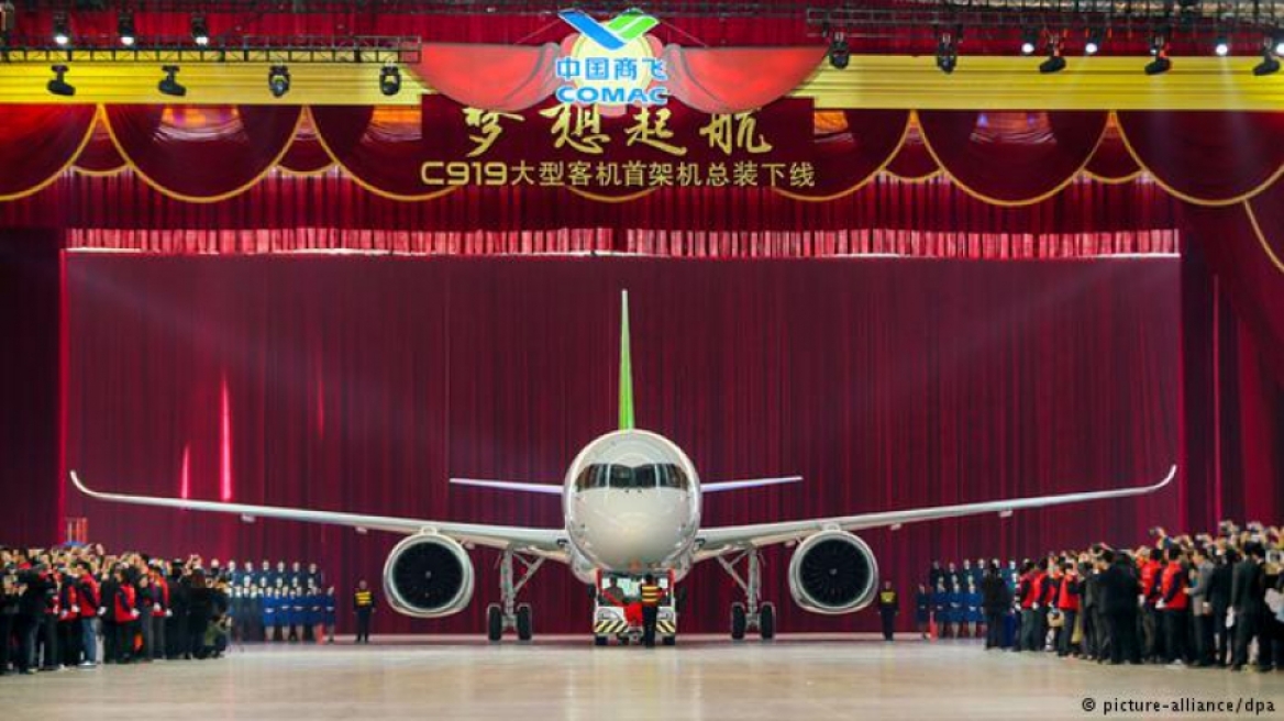 Τα εντυπωσιακά αποκαλυπτήρια του πρώτου κινεζικού επιβατικού αεροπλάνου