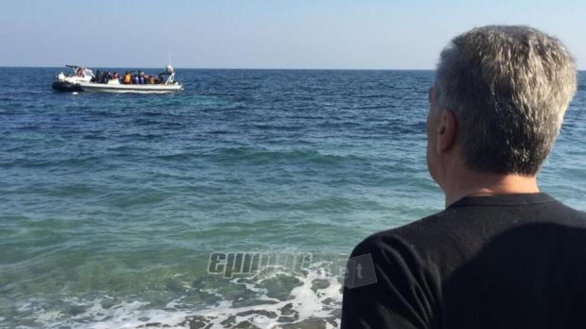 Ο δήμαρχος της Λέσβου άφησε τους Τσίπρα-Σουλτς κι έπεσε στη θάλασσα να σώσει πρόσφυγες