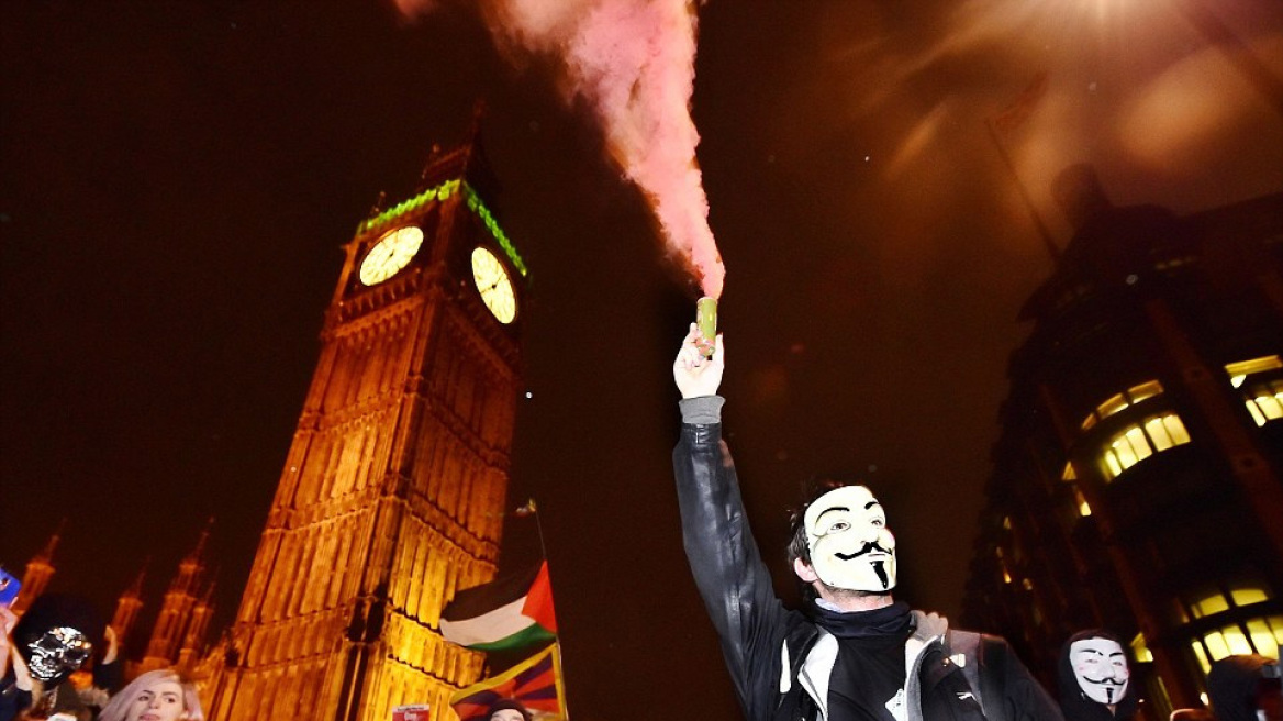 V for Vendetta: Καταστροφές και άγριο ξύλο στο Λονδίνο τη «Νύχτα του Γκάι Φοκς»