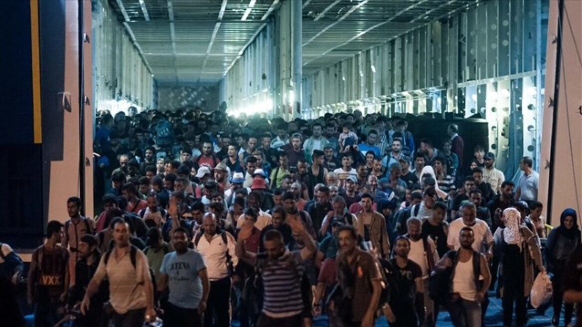 Εκρηκτικό το προσφυγικό - Πλοία μετέφεραν σχεδόν 11.000 πρόσφυγες σε Πειραιά και Καβάλα