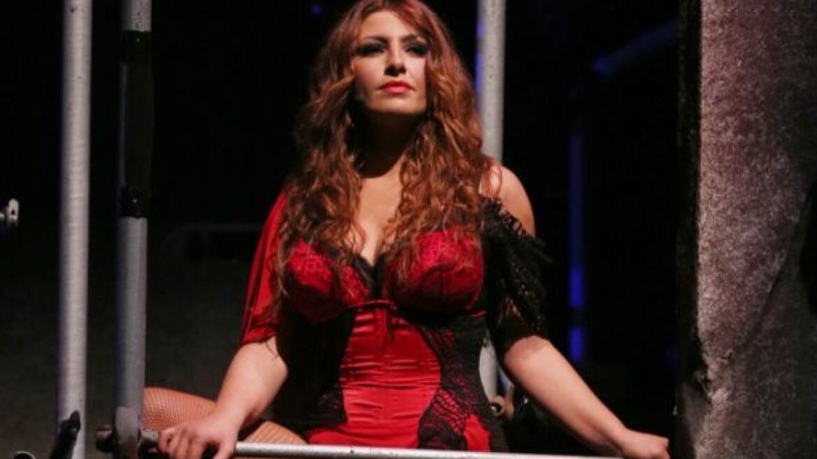 Δείτε φωτογραφίες: Η Έλενα Παπαρίζου στο θεατρικό της ντεμπούτο 