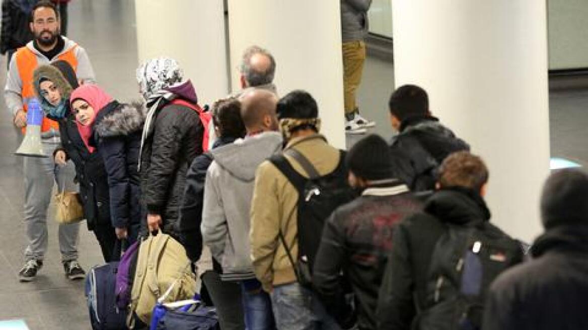 Σουηδία: Σκληραίνει η κοινή γνώμη απέναντι σε πρόσφυγες και μετανάστες 
