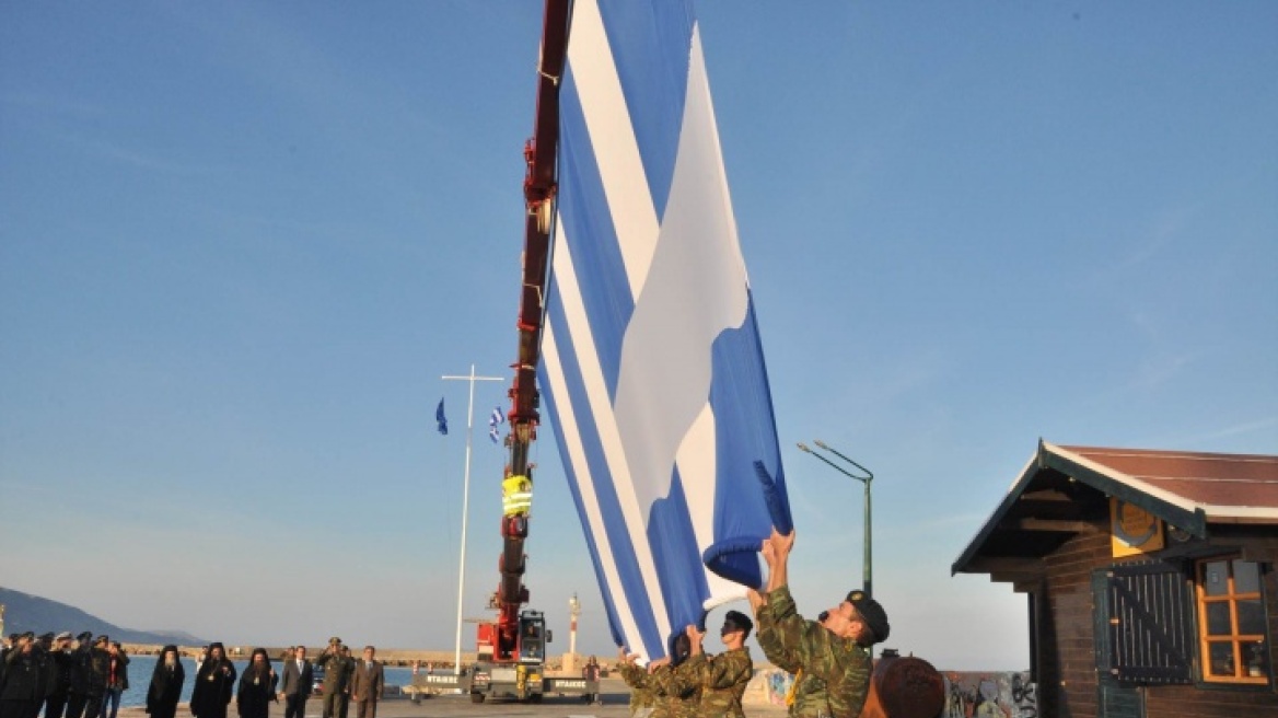 Υψώθηκε για δεύτερη χρονιά η 150τ.μ. ελληνική σημαία στο λιμάνι της Χίου