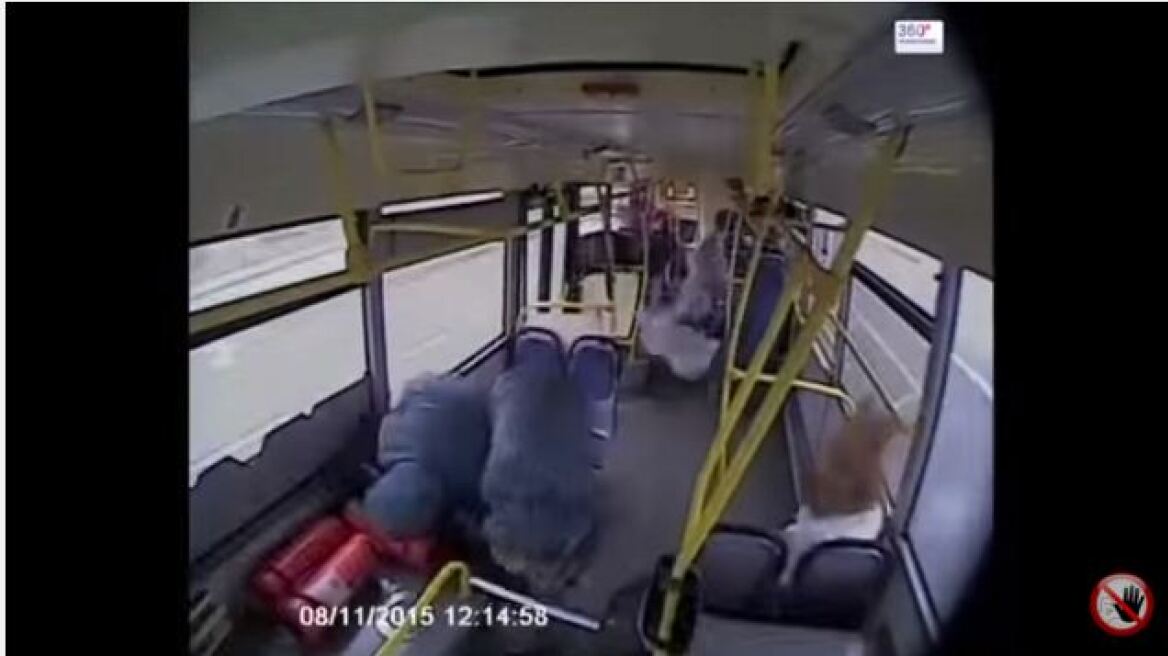 Σοκαριστικό βίντεο: Δείτε τι συμβαίνει όταν οδηγός αστικού λεωφορείου κοιμάται στο τιμόνι