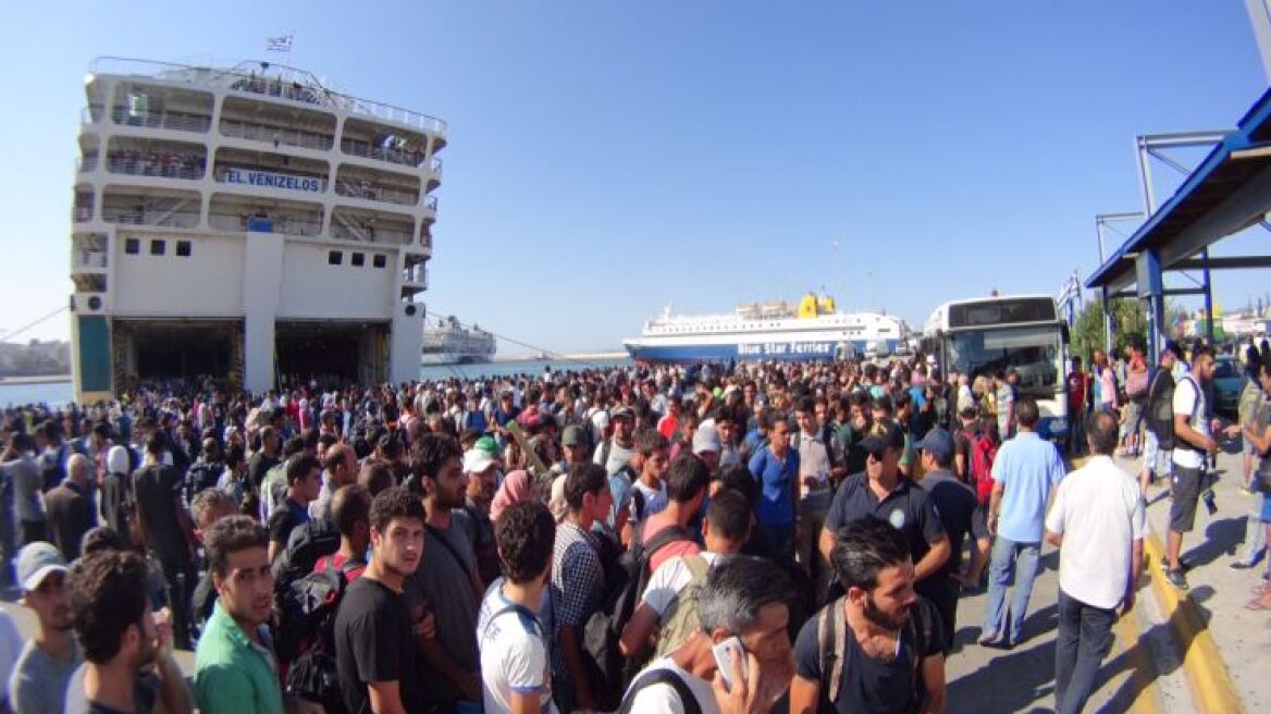 Περίπου 2500 πρόσφυγες έφτασαν και σήμερα στο λιμάνι του Πειραιά 