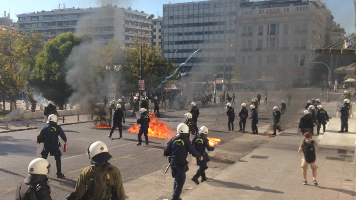 Μολότοφ και καταστροφές στο κέντρο της Αθήνας