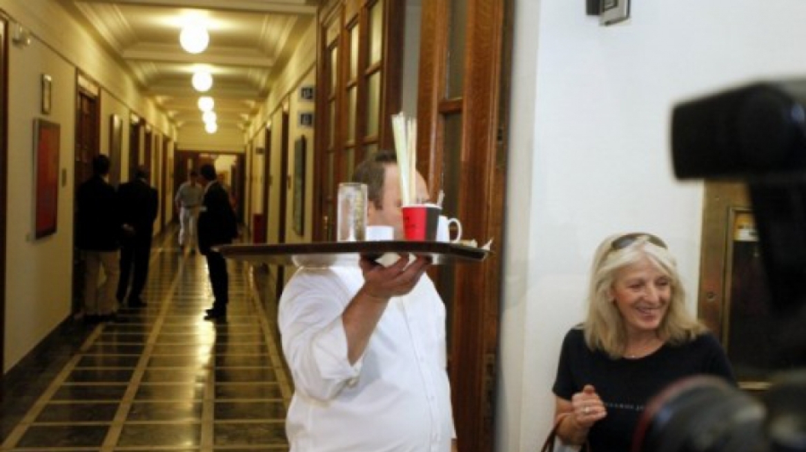 Στέλνουν SMS στους βουλευτές του ΣΥΡΙΖΑ να μην αφήνουν «βερεσέ» στο καφενείο της Βουλής