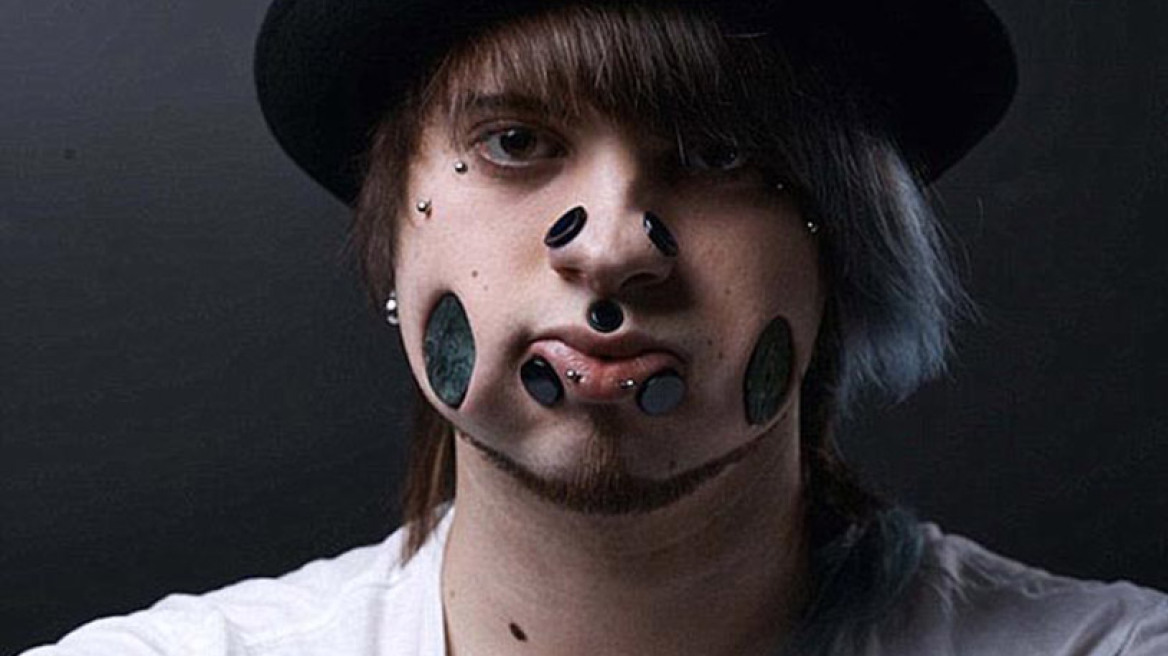 Απίστευτο κι όμως αληθινό: Ο άνθρωπος με τα piercing που μπορεί να φάει γλειφιτζούρι από τα μάγουλα 