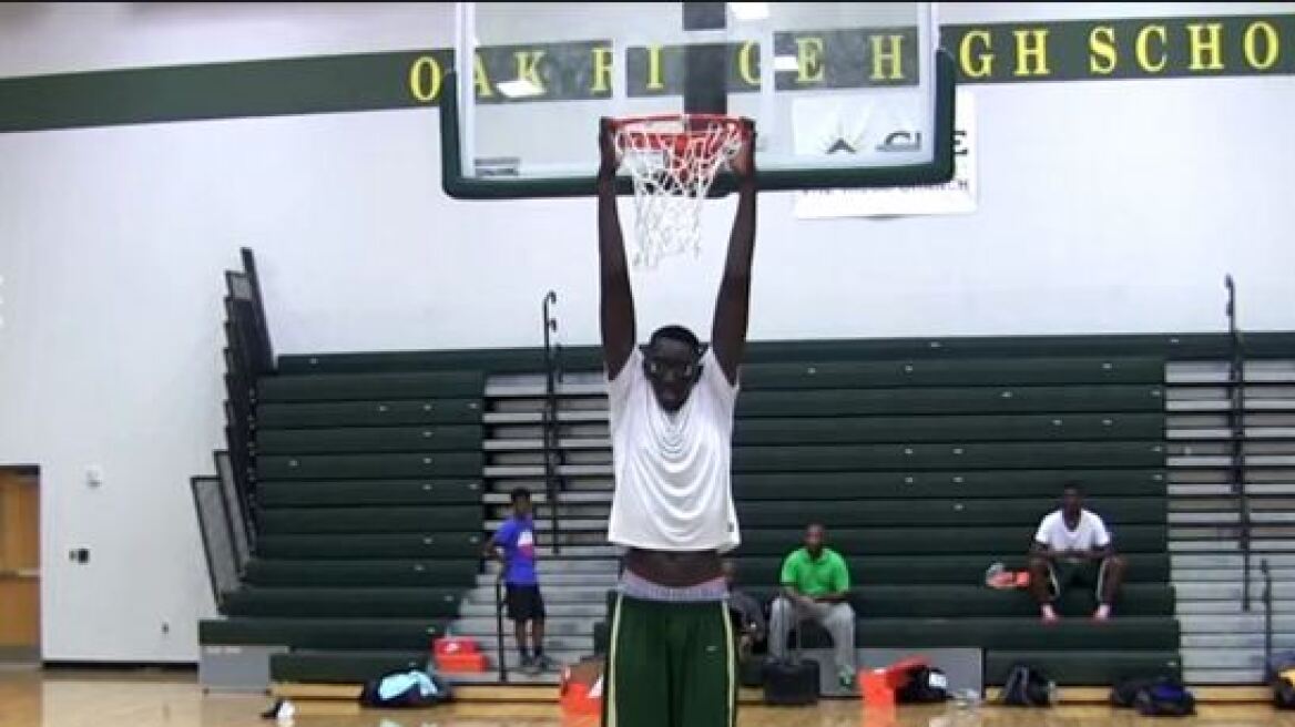 Μπασκετμπολίστας-φαινόμενο ύψους 2,29μ. δεν μπορεί να παίξει επαγγελματικό μπάσκετ!
