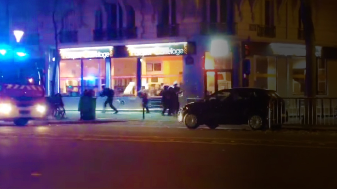 Απίστευτο βίντεο: Οι τρομοκράτες «γαζώνουν» Γάλλους αστυνομικούς έξω από το Μπατακλάν