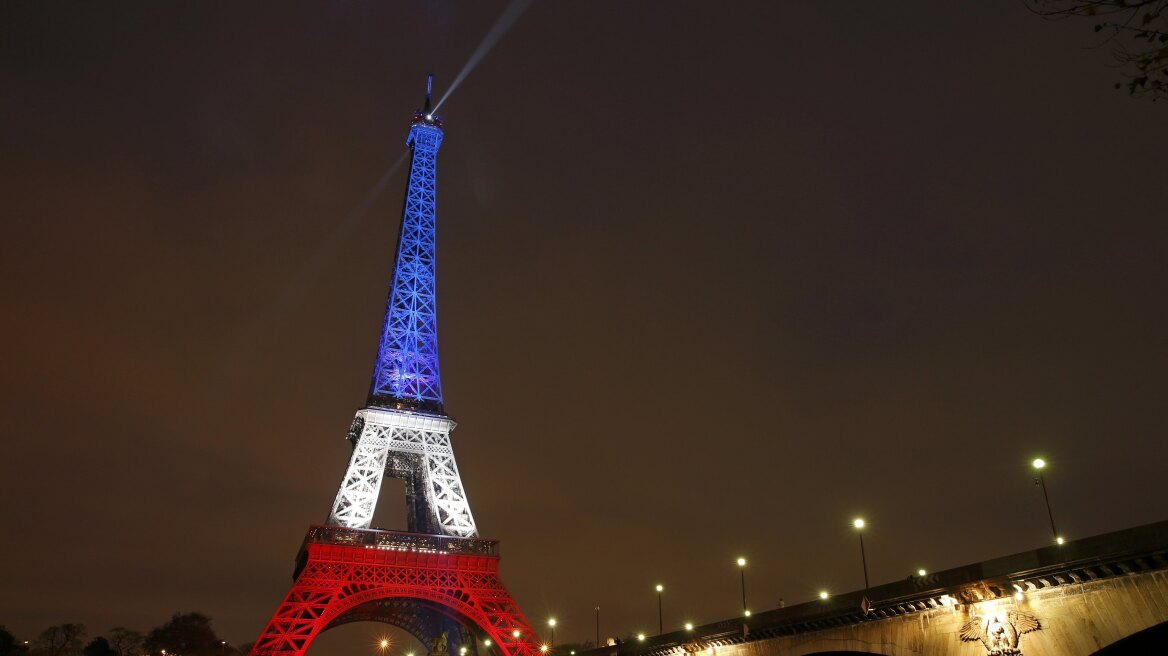 Με τα χρώματα της γαλλικής σημαίας βάφτηκε και ο Πύργος του Άιφελ