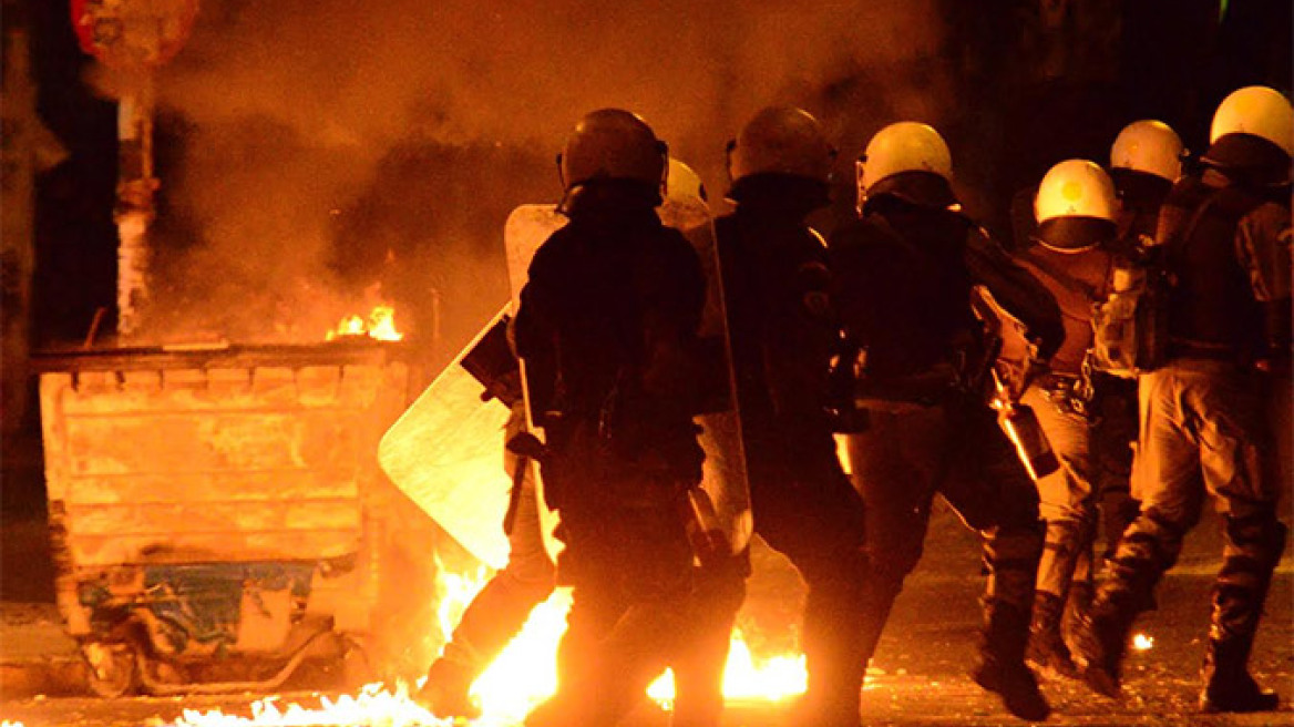 Πετροπόλεμος και μολότοφ στα Εξάρχεια - Έκαψαν αυτοκίνητο και το «έριξαν» στους αστυνομικούς