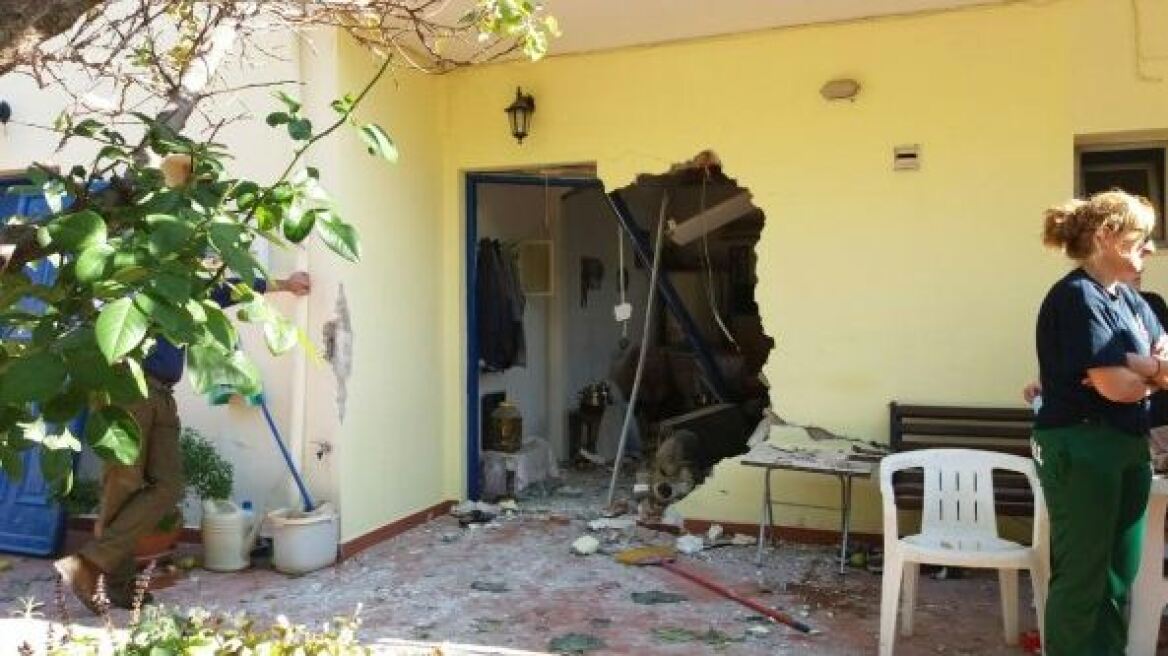 Φωτογραφίες-σοκ: Βράχος διαπέρασε το σπίτι της άτυχης γυναίκας στη Λευκάδα