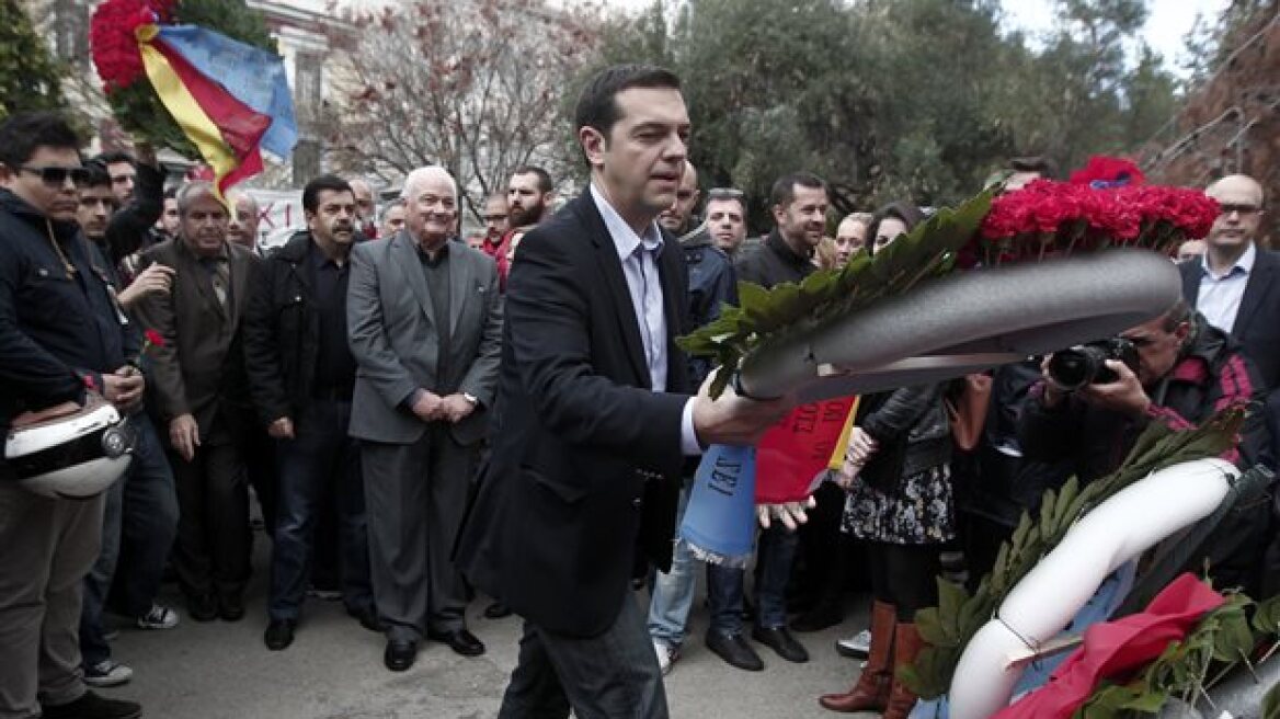 Athens Polytechnic clashes as PM A. Tsipras layed his wreath for Nov. 17 uprising (vids)
