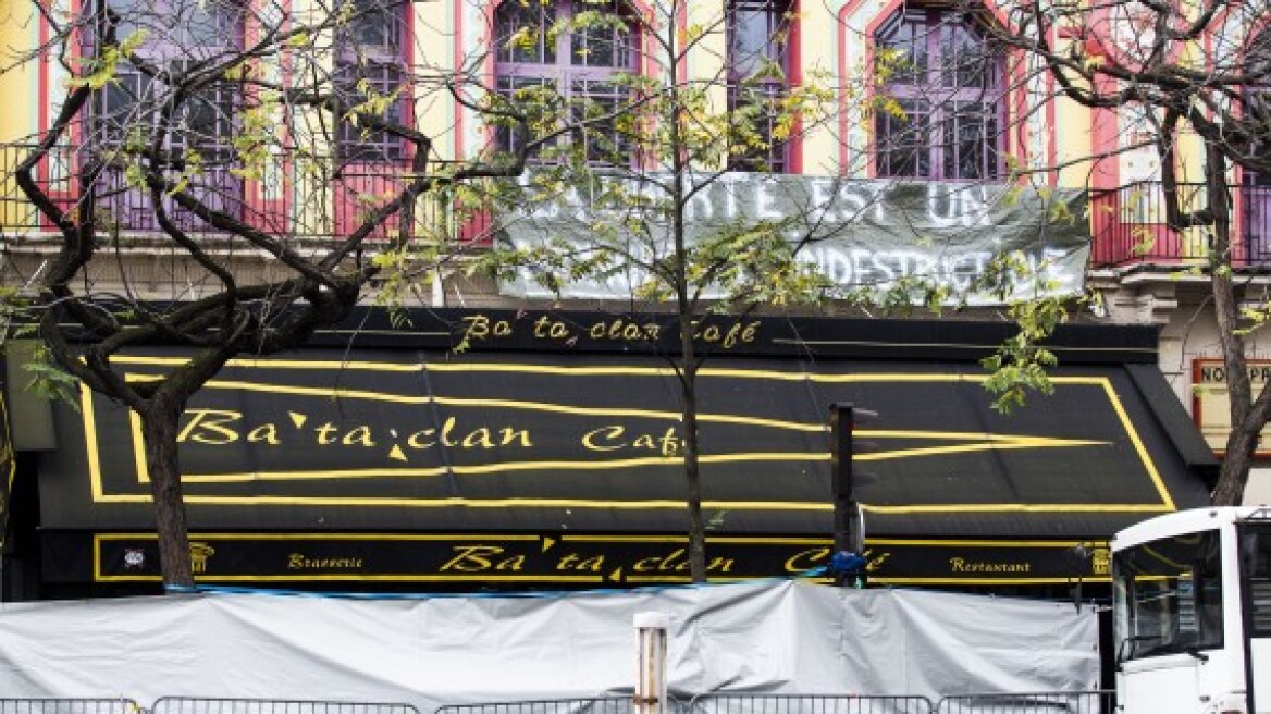 Πανό στο θέατρο Μπατακλάν: «Η ελευθερία είναι ένα άφθαρτο μνημείο»
