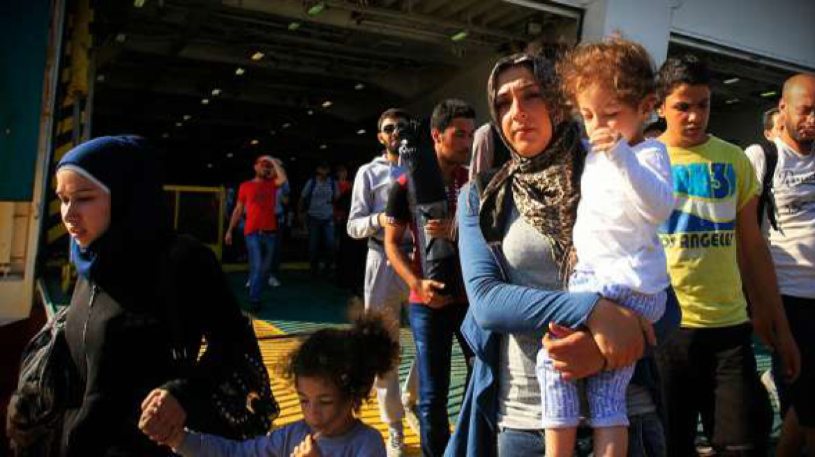 Πάνω από 3.000 πρόσφυγες αποβιβάστηκαν το πρωί στο λιμάνι του Πειραιά