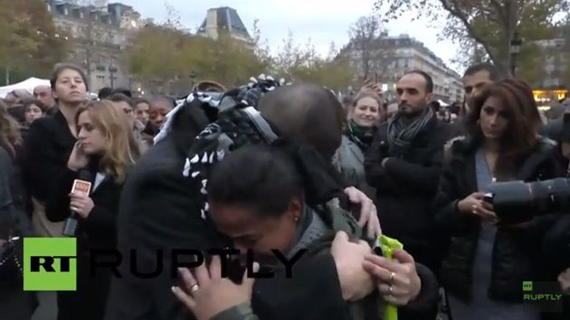 Βίντεο: Μουσουλμάνος στέκεται στο Παρίσι με τα μάτια δεμένα και ζητά μια αγκαλιά