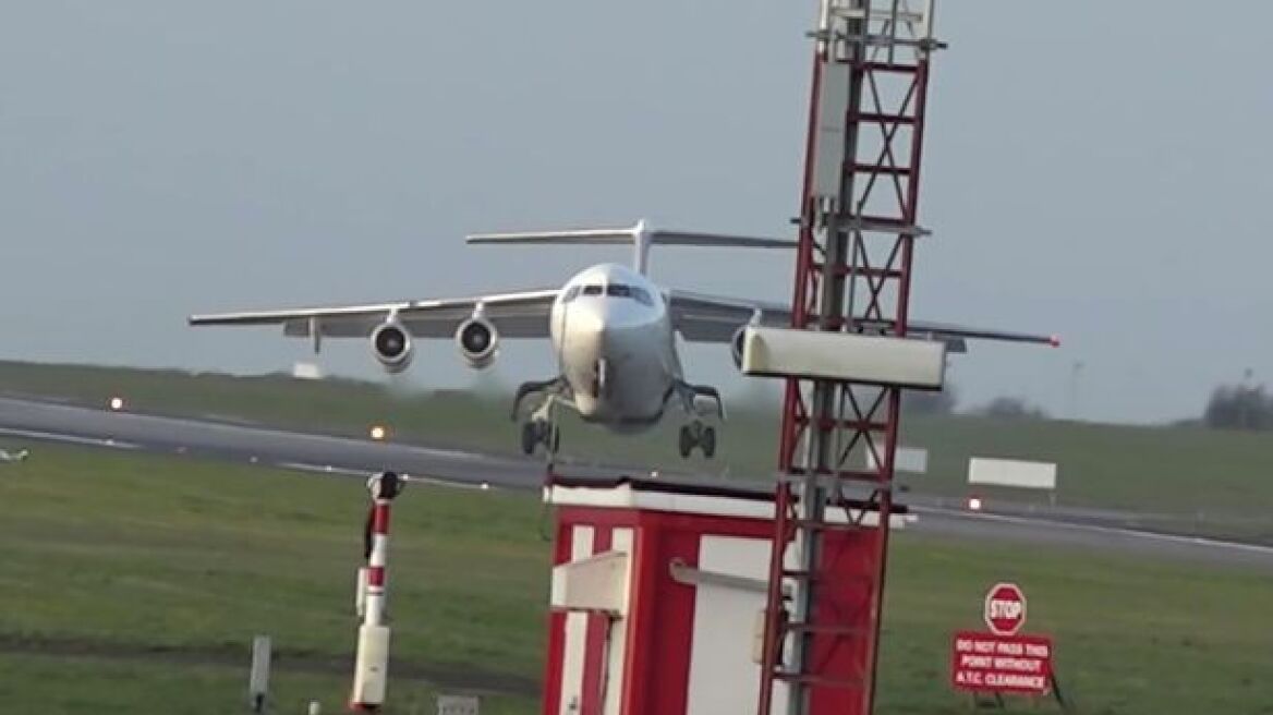 Βίντεο που σοκάρει: Αεροπλάνο στην Ιρλανδία γίνεται «φτερό στον άνεμο»