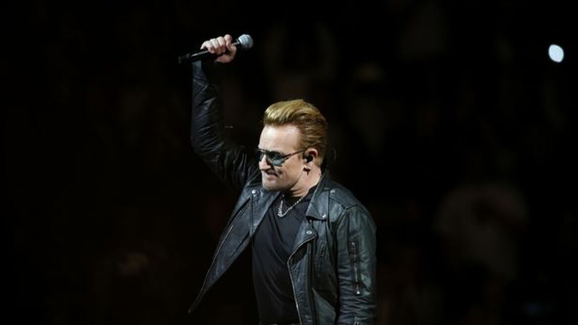 Φόρος τιμής από τους U2 στο Παρίσι: «Είμαστε πιο δυνατοί από το φόβο»