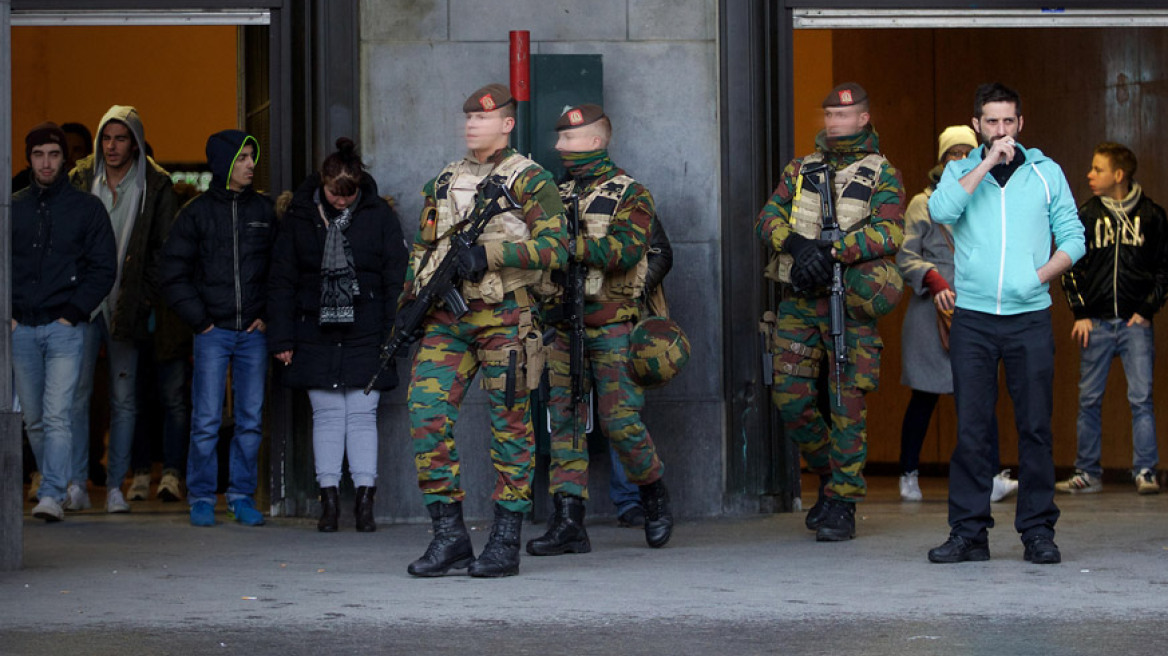 Παραμένουν σε «κόκκινο» συναγερμό οι Βρυξέλλες: Κλειστό το μετρό και τα σχολεία τη Δευτέρα