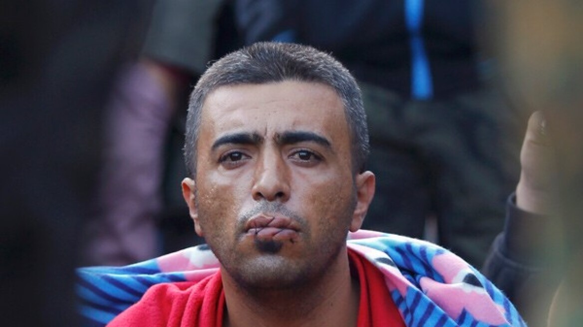 Ειδομένη: Μετανάστες σε απόγνωση ράβουν το στόμα τους περιμένοντας στα σύνορα