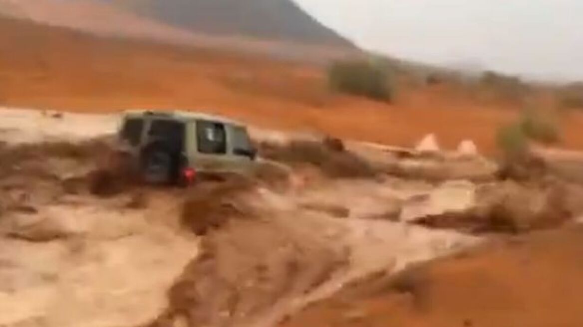 Βίντεο: Τζιπ γίνεται «καρυδότσουφλο» στα ορμητικά νερά μέσα στην... έρημο