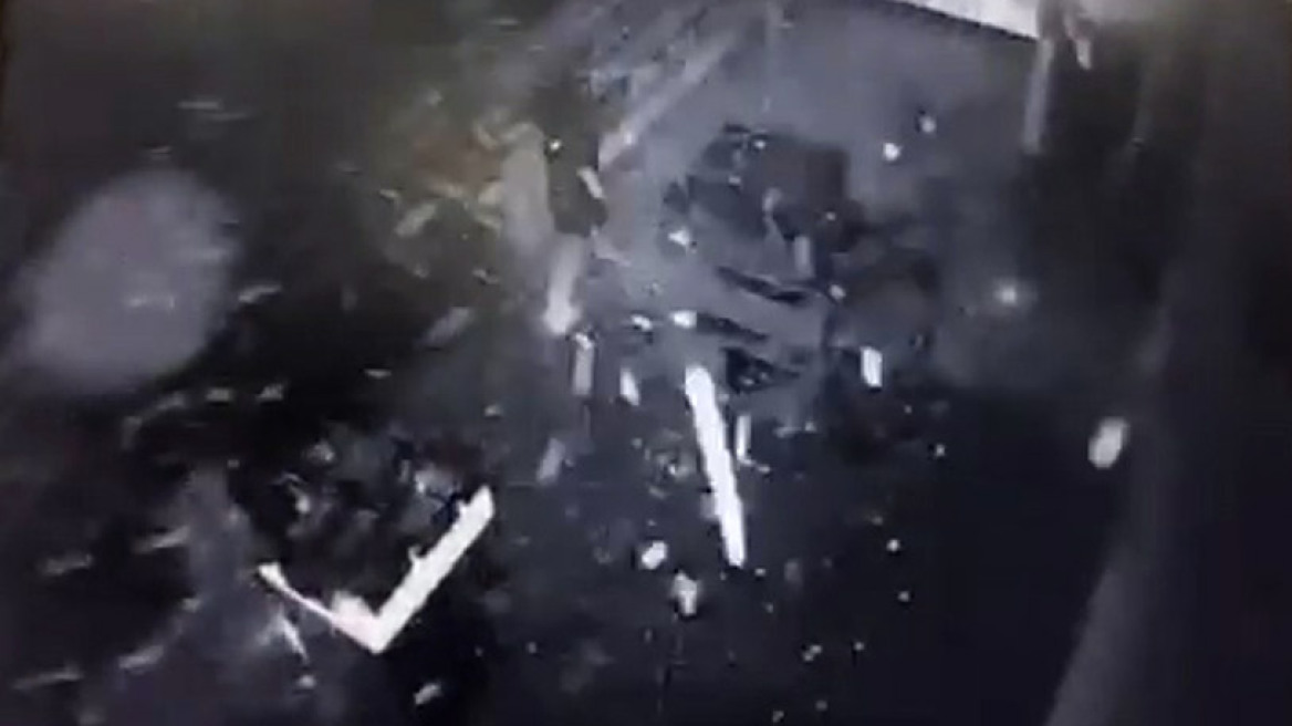 Δείτε βίντεο: Η στιγμή της έκρηξης στα γραφεία του ΣΕΒ από κάμερες καταστήματος
