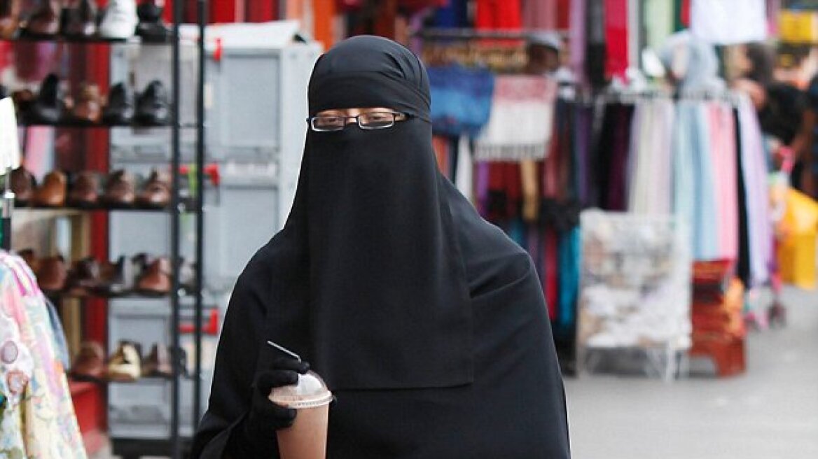 Ελβετία:Τοπική κυβέρνηση επιβάλει πρόστιμο 9.000 ευρώ σε όποια γυναίκα φοράει μπούρκα