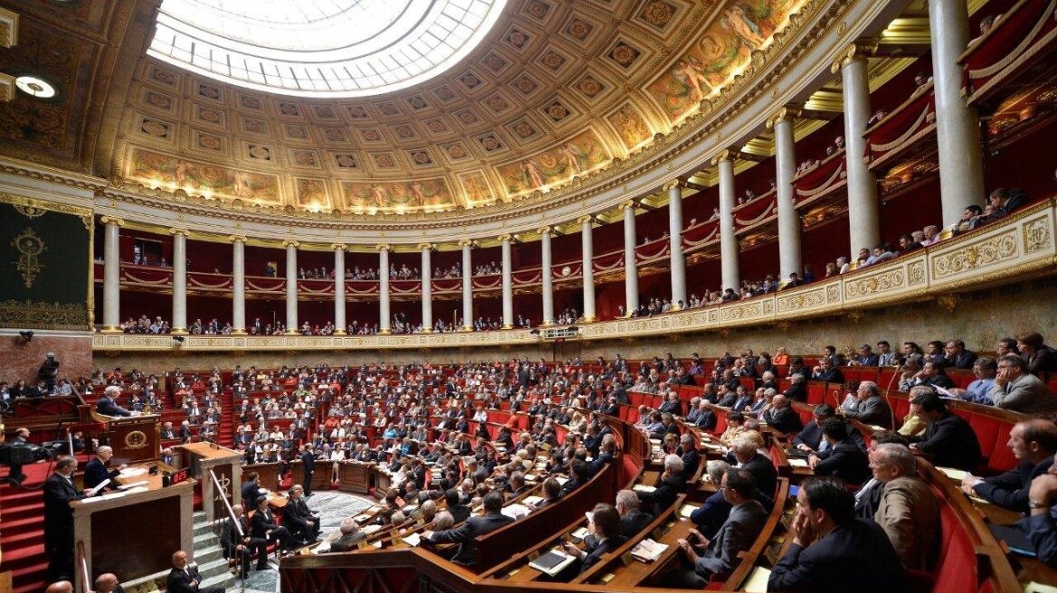 Η γαλλική βουλή υπερψήφισε την επέκταση των αεροπορικών επιδρομών στη Συρία