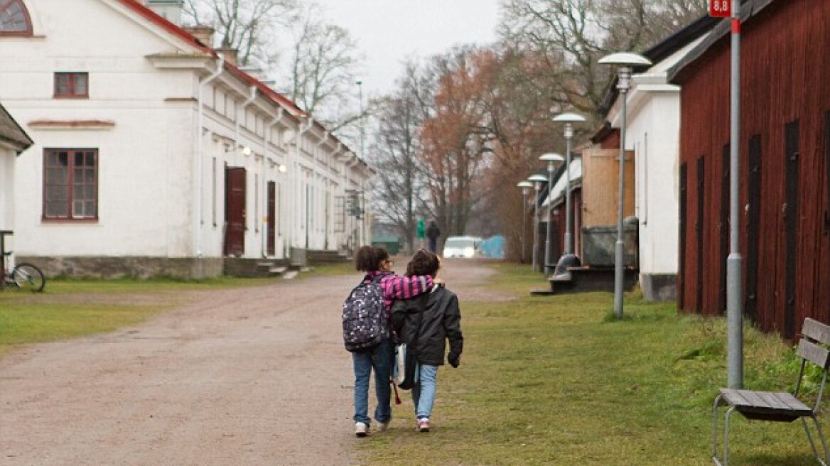 Σουηδία: Πετροπόλεμος ντόπιων και προσφύγων σε χωριό κοντά στην Στοκχόλμη