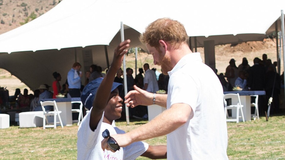 Ο πρίγκιπας Χάρι συναντά στο Λεσότο 15χρονο ορφανό που έχει υπό την προστασία του