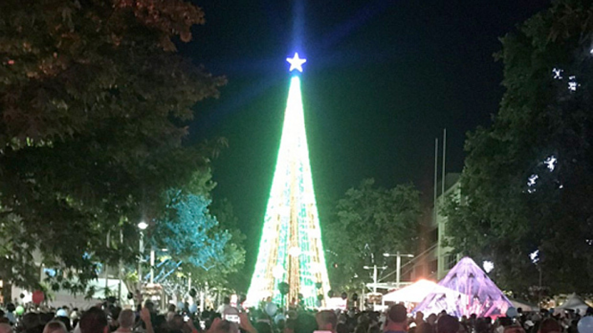 Βίντεο: Με 518.000 λαμπάκια έβαλε το χριστουγεννιάτικο δέντρο του στο Ρεκόρ Γκίνες