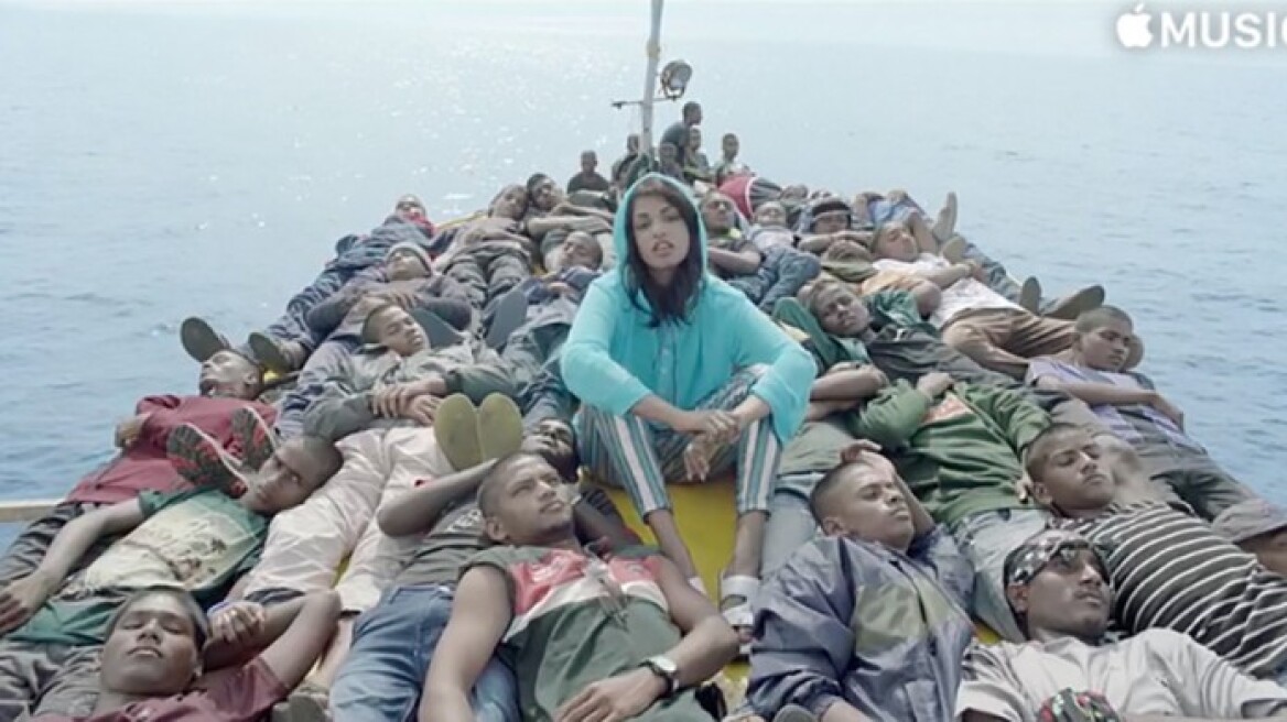 Βίντεο: Τραγουδίστρια γύρισε βίντεο κλιπ πάνω σε βάρκα με πρόσφυγες