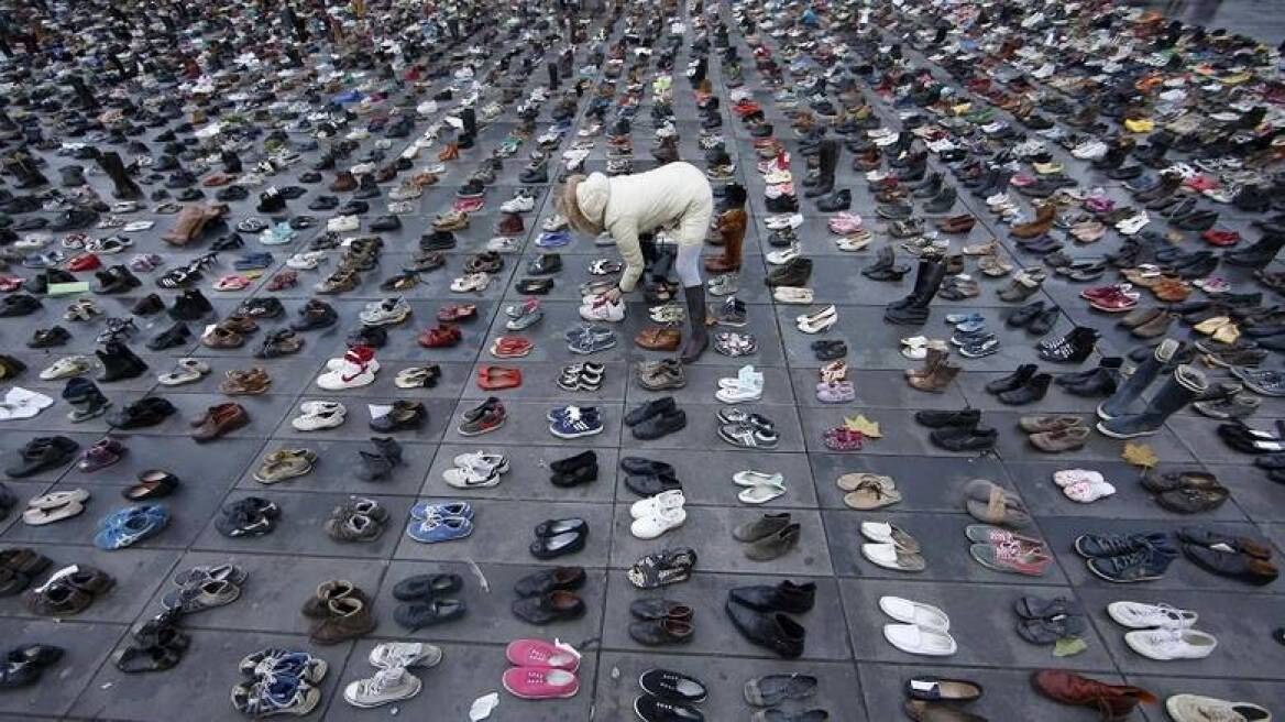 Εντυπωσιακό: Γέμισε παπούτσια η Place de la Republique για το κλίμα  