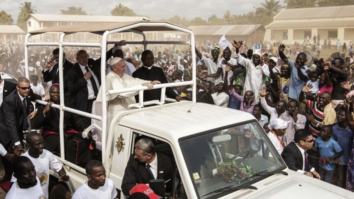 Ο Πάπας Φραγκίσκος συναντά μουσουλμάνους σε τζαμί στην Αφρική