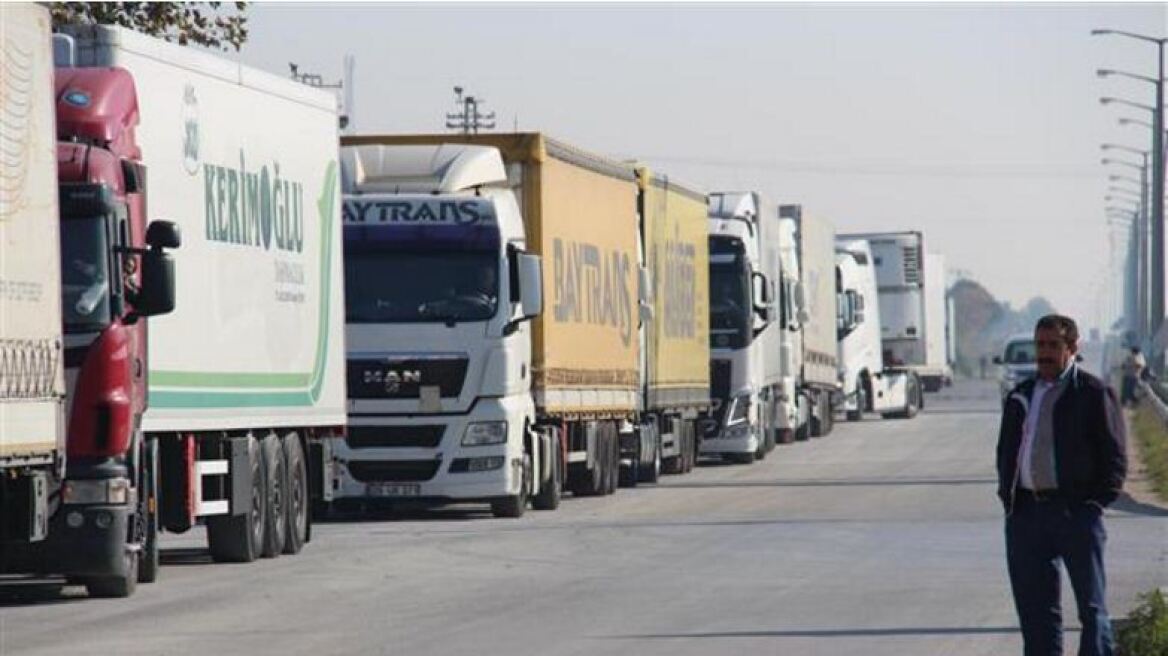Oι Ρώσοι μπλοκάρουν πάνω από 1.250 φορτηγά στα σύνορα με την Τουρκία
