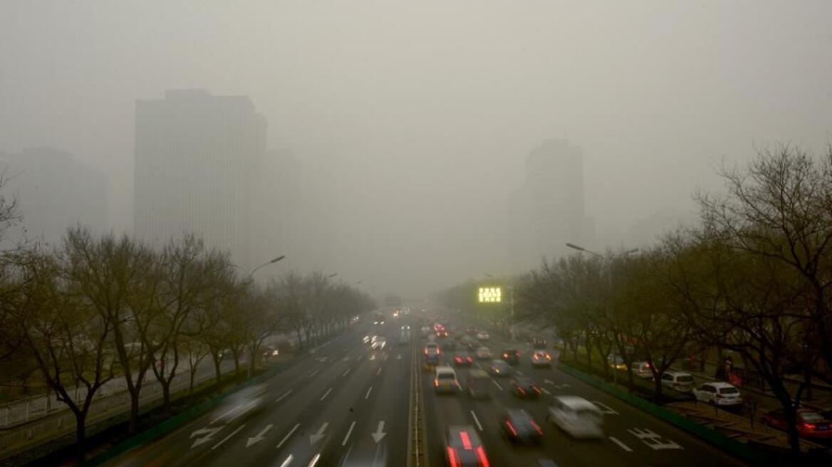 Πεκίνο: Η αιθαλομίχλη 25 φορές πάνω από το ασφαλές όριο - Κλείνουν σχολεία και εργοστάσια