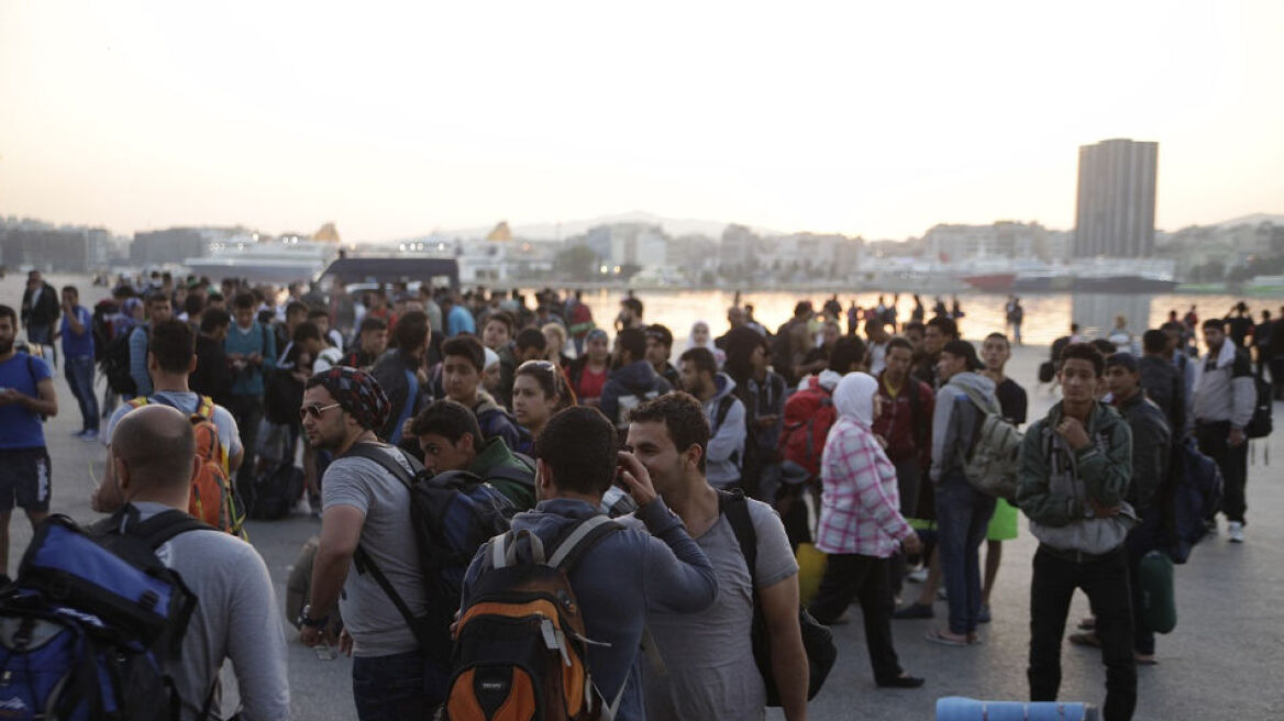 Πάνω από 3.000 πρόσφυγες έφτασαν το πρωί στο λιμάνι του Πειραιά